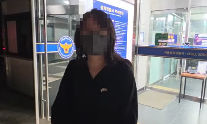 서울송파경찰서 유치장에서 나오는 ㄱ씨 모습. 유튜브 박주현변호사티브이(TV) 갈무리
