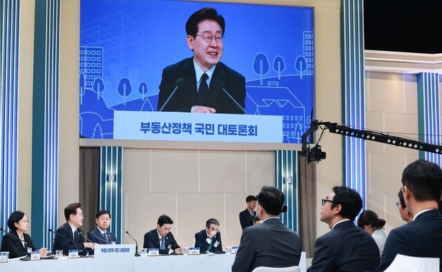 이 대통령 “집값 폭등되지 않도록 <b>전세대출 규제 강화</b>해야”