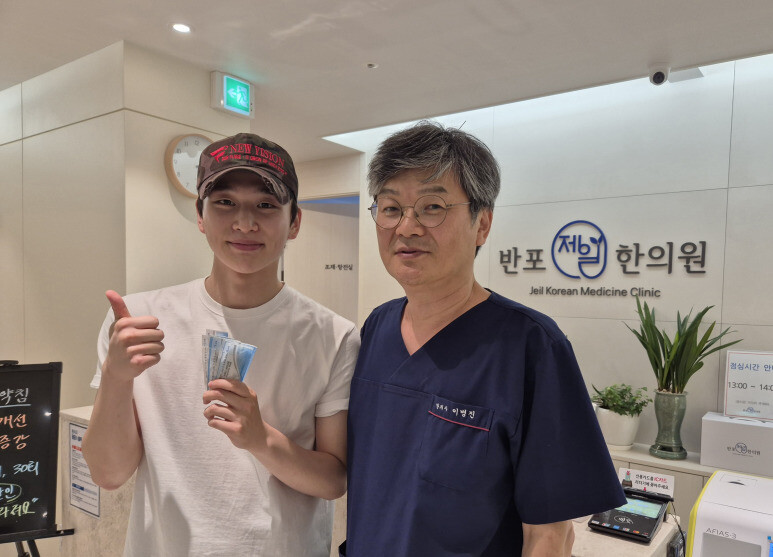 최근 종영한 이엔에이(ENA) 드라마‘닥터 섬보이’에서 한의사 공중보건의 역을 맡은 배우 김윤우씨가 연기에 도움을 받고자 반포제일한의원을 찾아 이 원장과 기념사진을 찍었다.