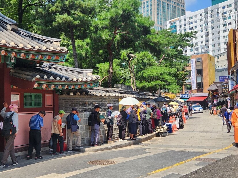 서울 종로구 탑골공원 주변에서 무료 급식을 기다리는 어르신들이 줄을 서 있다.조해영 기자