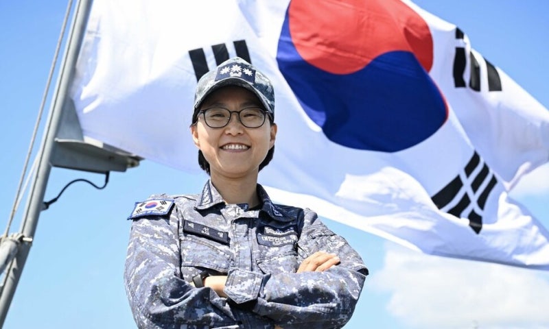 여군 최초 대형 함정 함장 나왔다…독도함 지휘 배선영 대령