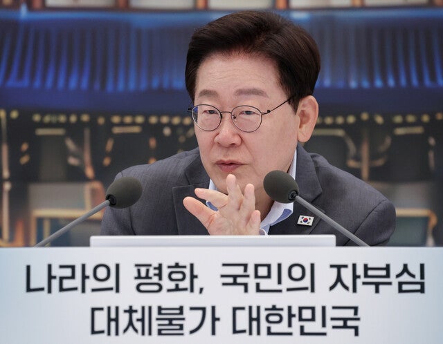 <b>정동영</b>, <b>북한</b>을 ‘<b>조선</b>’으로 보고…이 대통령 “신중해야”