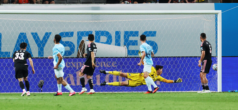 <b>맨시티</b>-K리그 첫 맞대결…무더위에도 축구팬들 즐거웠다