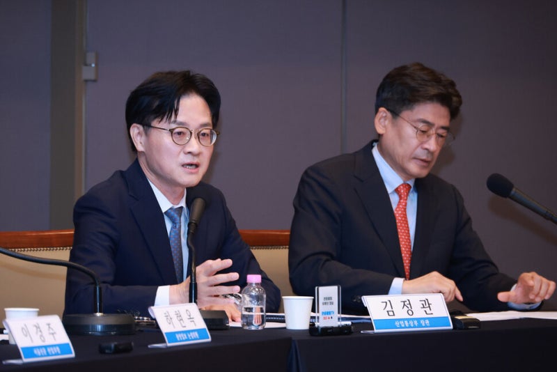 노동 장관 반대하는데…김정관 산업 “주52시간 특례 필요”