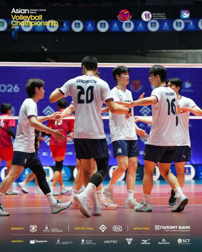 한국 남자배구 대표팀이 9일 몽골 울란바타르에서 열린 2026 동아시아남자선수권대회 결승전에서 일본을 상대로 득점한 뒤 기뻐하고 있다. 몽골배구협회 에스엔에스(SNS) 갈무리