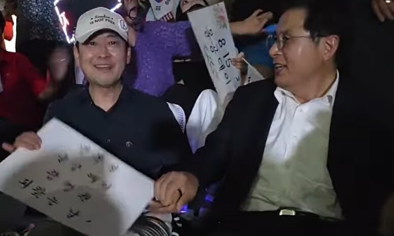 올공서 장동혁 손 ‘덥석’ 잡던 황교안 “부정선거 함께 막자”…연이틀 손짓