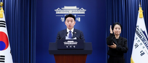 청와대 “메가특구, 주 52시간 예외 숙고할 것”