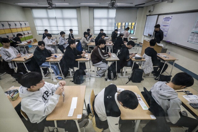 ‘서·논술형 수능 도입’ 채점 공정성·신뢰성 확보가 첫 과제…세 가지 쟁점 살펴보니