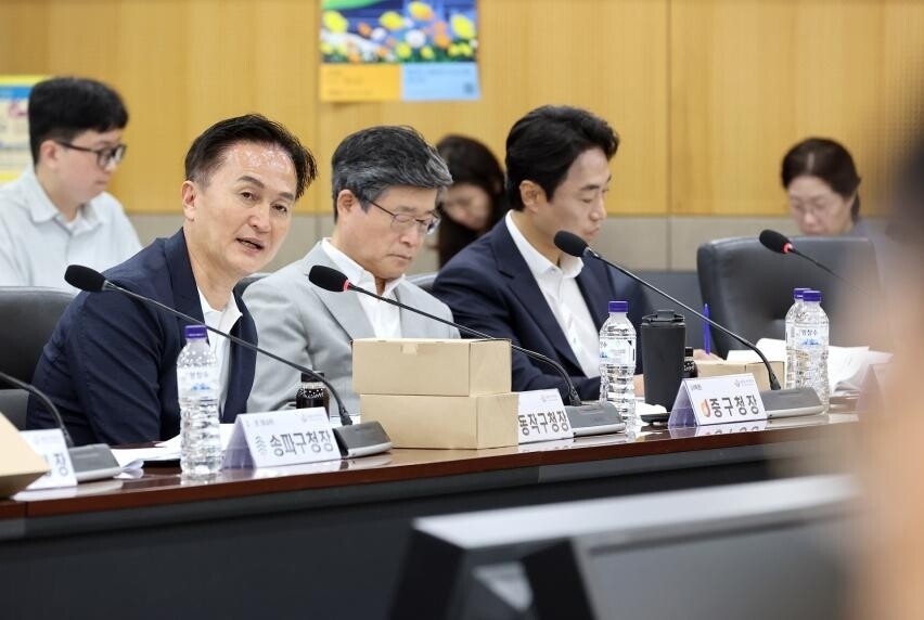 류삼영 동작구청장(앞줄 왼쪽)이 지난 12일 서울시청 기획상황실에서 열린 제203차 서울특별시구청장협의회 정기회의에서 발언하고 있다.동작구 제공