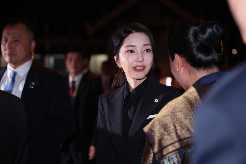 [단독] 김건희, 디올 옷 받고 패션회사 홍보 ‘인증샷’…업체 대표 “큰 은혜 ”