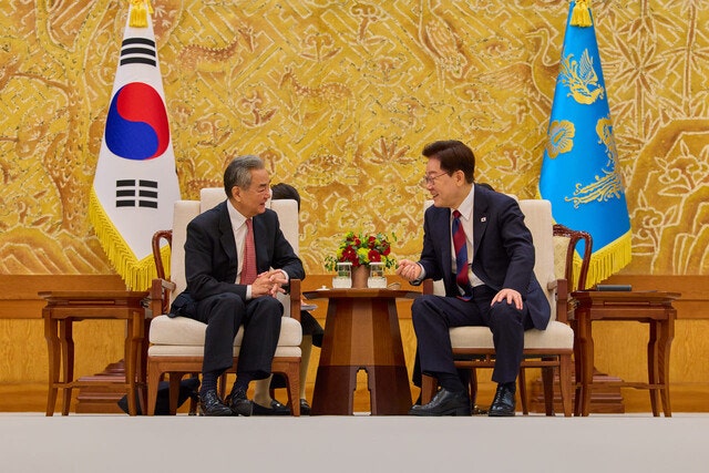 이 대통령, 왕이에 “한반도 문제 긴밀한 전략적 소통을”