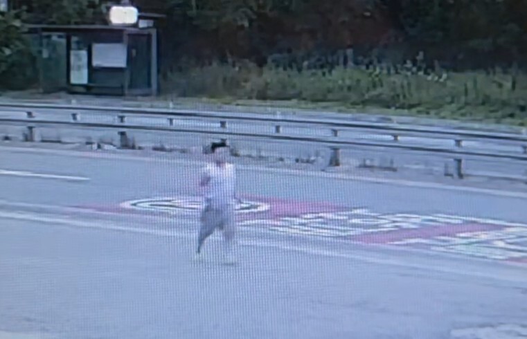 충남 천안의 한 교회에서 살다가 지난 6일 0시께 숨진 11살 어린이의 지난 7월29일께 모습. 차도 옆을 홀로 돌아다니고 있다. 시시티브이 영상 갈무리