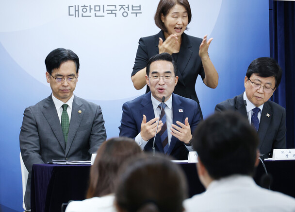박홍근 기획예산처 장관(가운데)이 21일 서울 종로구 정부서울청사에서 열린 지방교육재정교부금 개편 관계부처 합동브리핑에서 기자들의 질문에 답하고 있다. 오른쪽은 최교진 교육부 장관. 연합뉴스