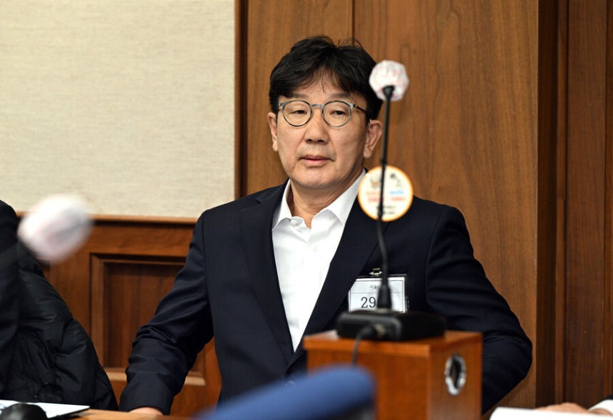 권성동 전 국민의힘 의원이 지난해 11월3일 서울 서초구 서울중앙지법에서 열린 통일교로부터 불법 정치자금을 수수한 혐의 사건 1차 공판에 출석했다. 연합뉴스