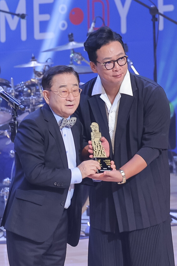 21일 오후 7시 부산 벡스코 오디토리움에서 열린 제14회 부산국제코미디페스티벌 개막식에서 제1회 개그맨 전유성 상을 수상한 코미디언 박준형. 부산국제코미디페스티벌조직위원회 제공