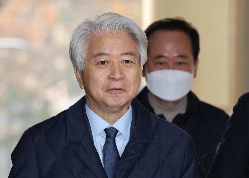 불법 정치자금 6천만원을 받은 혐의로 재판에 넘겨진 더불어민주당 노웅래 전 의원이 지난해 11월26일 서울중앙지법에서 열린 1심 선고에 출석하고 있다. 연합뉴스
