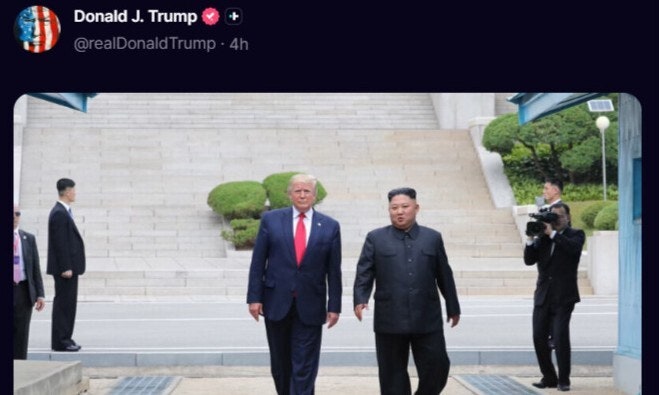‘노딜 회담’은 빼고…<b>트럼프</b>, <b>김정은</b>과 찍은 <b>사진</b> 잇따라 공개