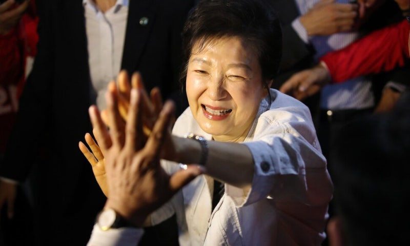 <b>국힘 연찬회</b> 가는 <b>박근혜</b>…유영하 “<b>단합</b> 구심점 역할, 국민이 원해”