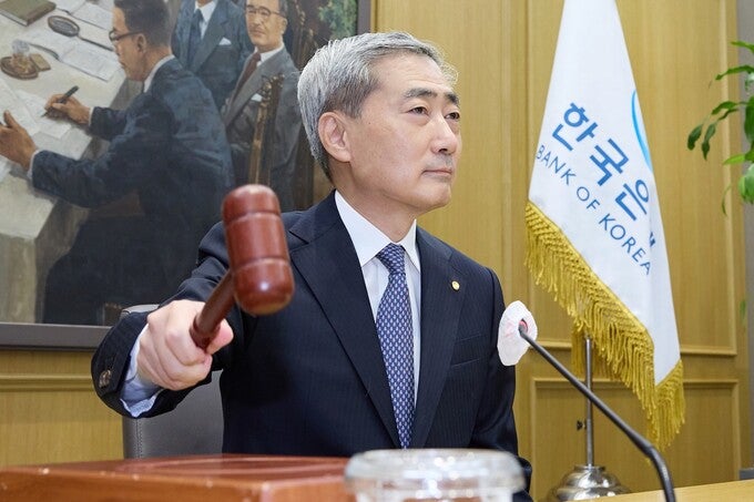 <b>한은</b>, <b>기준금리 3</b>%로 올려…물가 압박에 이례적 ‘두달 연속 인상’