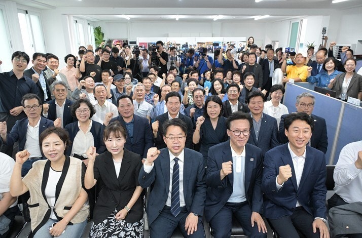 <b>김민석</b> “국힘, 이진숙 내쫓아야 아니면 <b>YS 사진 내려라</b>“