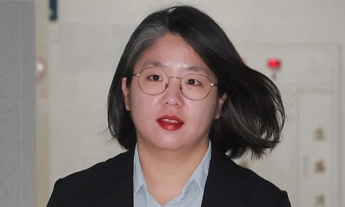 <b>용혜인</b>, 관례 깨고 ‘<b>의원직 유지</b>’…“사퇴하면 원외 정당 돼”
