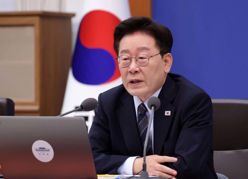 <b>이 대통령</b> “지금은 ‘<b>성장</b> 보릿고개’…<b>성장</b> 집중하며 파이 키울 때”