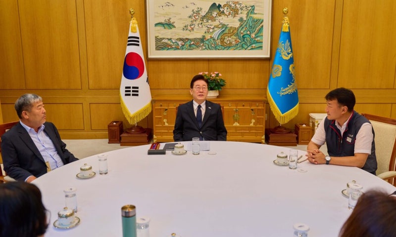 <b>이 대통령</b>, <b>양대 노총</b>과 차담…“메가 프로젝트, 국가경쟁력 강화 위해...