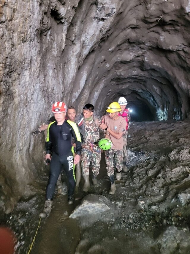한국 <b>구호대</b>, ‘연락두절 한국인’ 가족 요청 산악지역 <b>도보 수색</b> 나선...