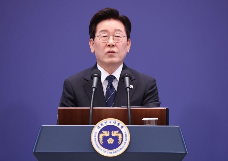 이 대통령 “저는 <b>연임</b>할 생각이 전혀 없다…확고하게 말씀드린다”