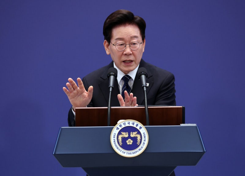 웃음기 뺀 ‘100분 회견’…“말 줄이고 귀 키우길” 나왔다