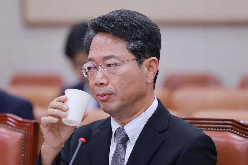 <b>김승원</b>, 법무장관 후보직 <b>자진사퇴</b>…“대통령 회견 보며 결심 굳혀”