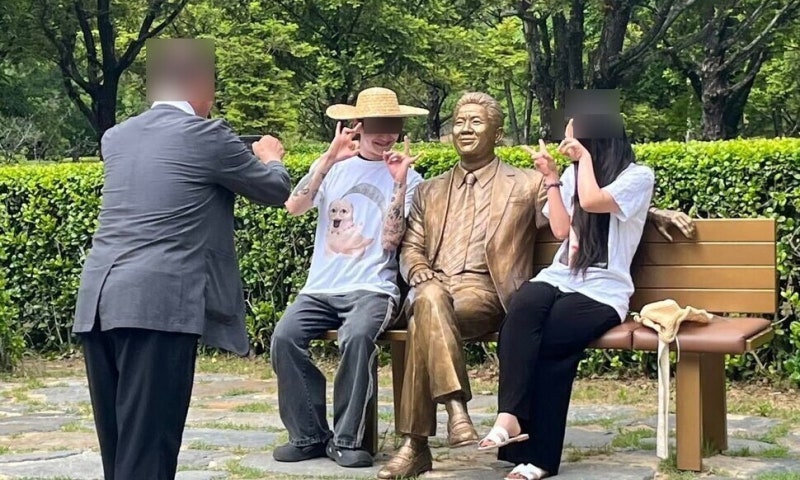 ‘노무현 조롱’ SNS 첫 접속 차단…“정보통신심의규정상 ‘유해 정보’”