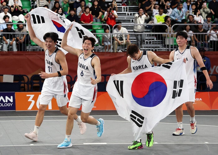 대학생 네 명이 완성한 청춘 드라마…한국 남자 <b>3대3 농구</b> 사상 첫 금
