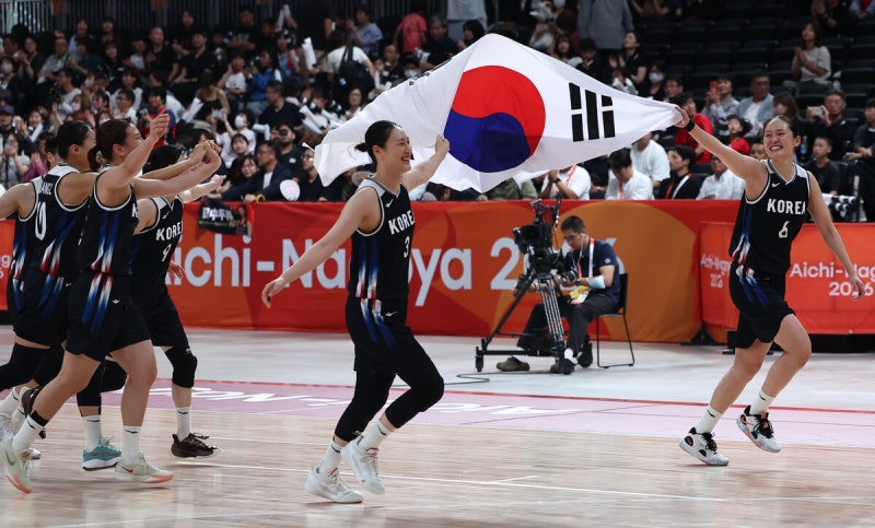 여자농구 일본 꺾고 12년 만에 ‘<b>아시아 정상</b>’…맏언니 <b>강이슬</b>, 끝내기...