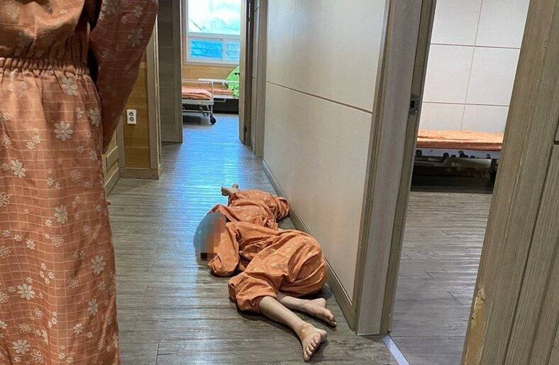 울산 반구대병원 폐쇄병동 입원실의 1년여전 모습.환자들이 복도에 엎드려 있다.한겨레 자료