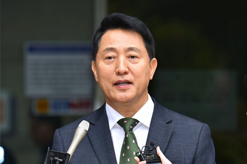오세훈 서울시장이 지난 7월22일 서울 서초구 서울중앙지방법원에서 열린 정치자금법 위반 혐의 1심 선고 공판 후 취재진의 질문에 답하고 있다.공동취재사진