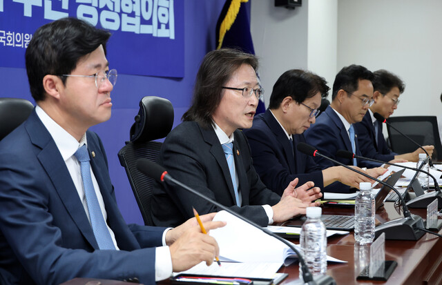 주병기 공정거래위원장(왼쪽 둘째)이 28일 국회 의원회관에서 열린 반복 담합 근절을 위한 입법 추진 당정협의회에서 발언하고 있다.연합뉴스