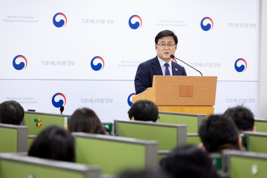 김성환 기후에너지환경부 장관이 1일 기후부 출범 1년을 맞아 정부세종청사에서 기자회견을 하고 있다.기후부 제공