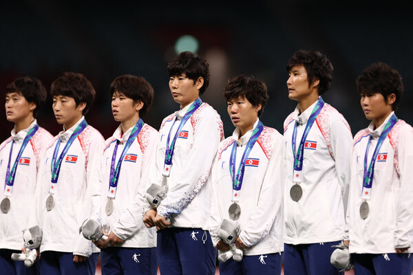 북한 여자축구 대표팀 선수들이 2일 일본 시즈오카 스타디움에서 열린 2026 아이치·나고야 아시안게임 시상대에서 은메달을 목에 걸고 서 있다. 시즈오카/로이터 연합뉴스