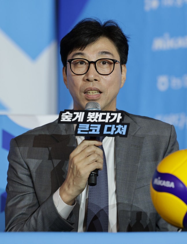 프로배구 여자부 신생팀 숲(SOOP) 수퍼스 김세진 감독이 7일 서울 강남구 호텔 리베라 청담에서 열린 2026∼2027 V리그 여자부 미디어데이에서 질문에 답변하고 있다. 연합뉴스