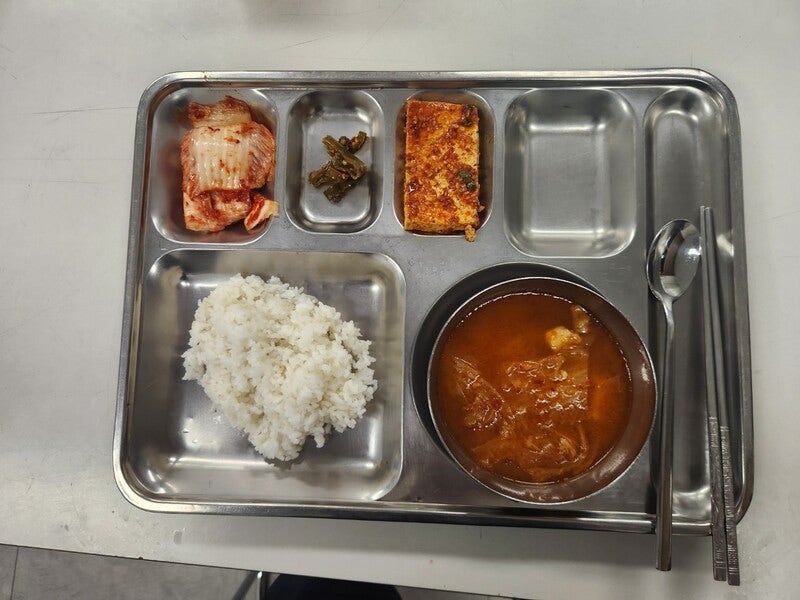 [단독] 반찬 3개, 늦으면 고추장에 밥 비벼…세금 들였다는 ‘버스기사 급식’