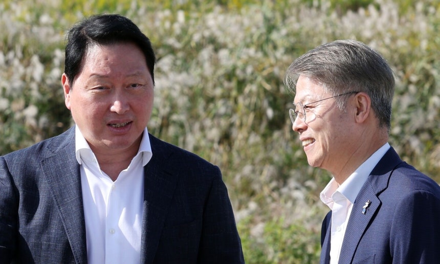 최태원 SK하이닉스 회장과 민형배 전남광주통합특별시장이 9일 오후 반도체 산단이 들어설 전남광주 서구 군공항 부지를 둘러보며 이야기를 나누고 있다.연합뉴스