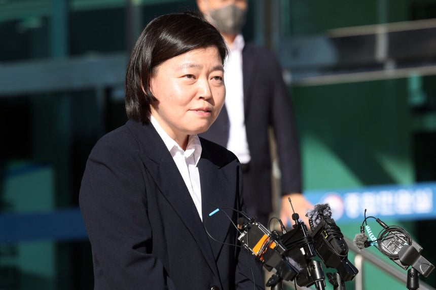 임은정 광주지방중대범죄수사청장이 지난 6일 오전 전남광주 북구 중흥동 광주중수청 앞에서 출근하며 취재진의 질문에 답하고 있다.연합뉴스