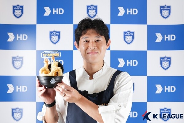 이동경이 12일 튀김덮밥(텐동)을 배달하고 있다. 한국프로축구연맹 제공