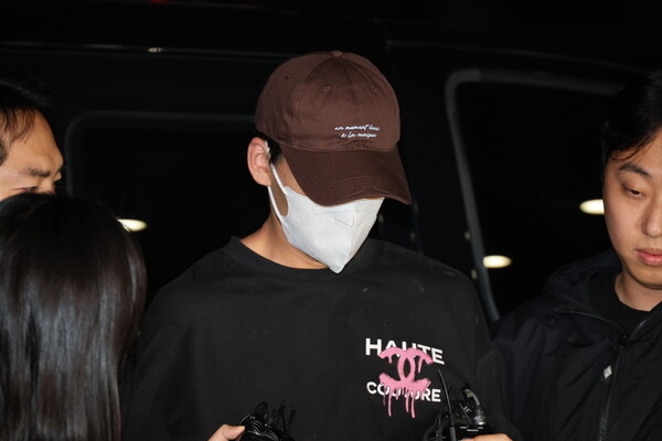 혼인 무효 소송 준비 중 장모 살해 및 아내를 납치한 혐의를 받는 20대 남성 김아무개씨가 지난 11일 서울 송파경찰서로 압송되고 있다. 연합뉴스