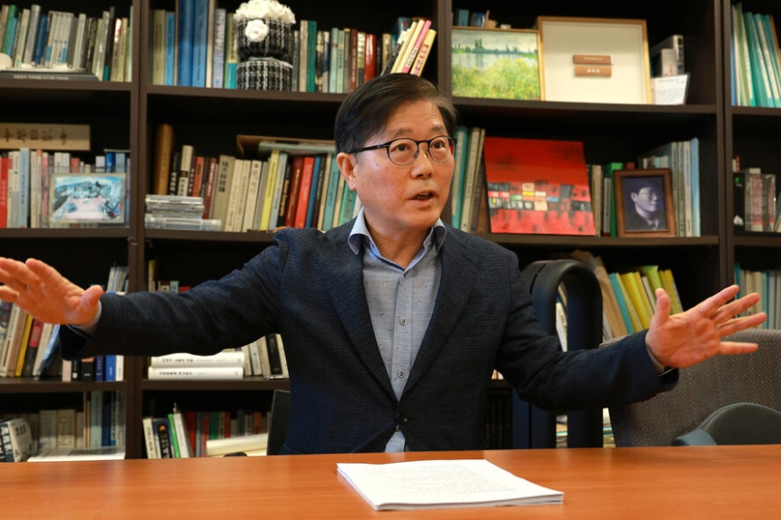 변창흠 전 국토교통부 장관(세종대 교수)이 6일 오후 서울 광진구 세종대 집현관 연구실에서 한겨레와 인터뷰를 하고 있다. 정용일 선임기자 yongil@hani.co.kr