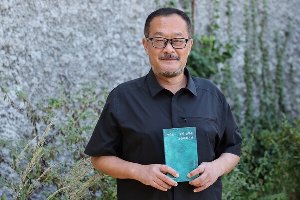 “삶을 꿰뚫어 보는 섬 할머니들 말씀 옮기니 시가 되었죠”
