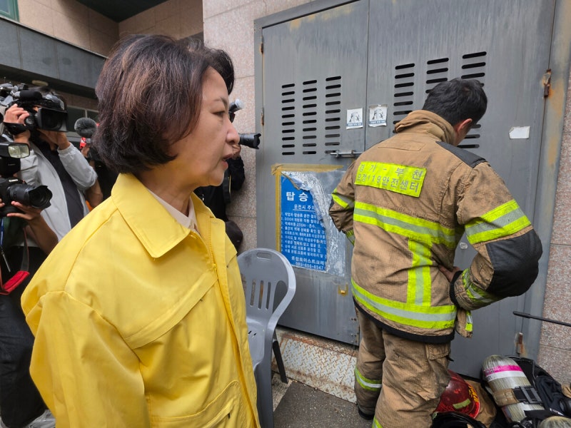 <b>추미애</b> ‘<b>소방</b> 재정 <b>빨대</b>’ <b>발언</b> 물음에 “그런 얘기 말라”