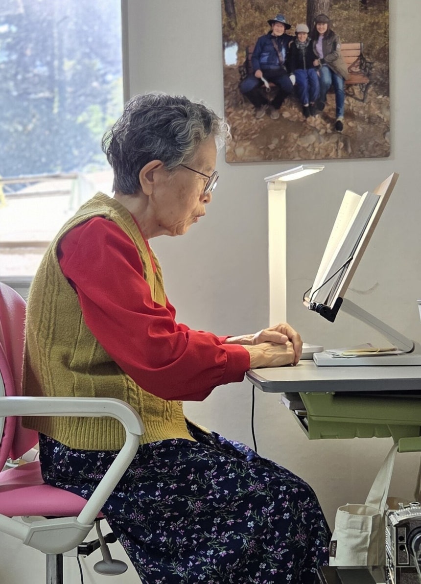 지난 8일 박정옥이 강원도 강릉의 자택 책상 앞에 앉아 책을 읽고 있다. 그는 하루도 빠짐없이 평균 5시간가량 책을 읽는다.