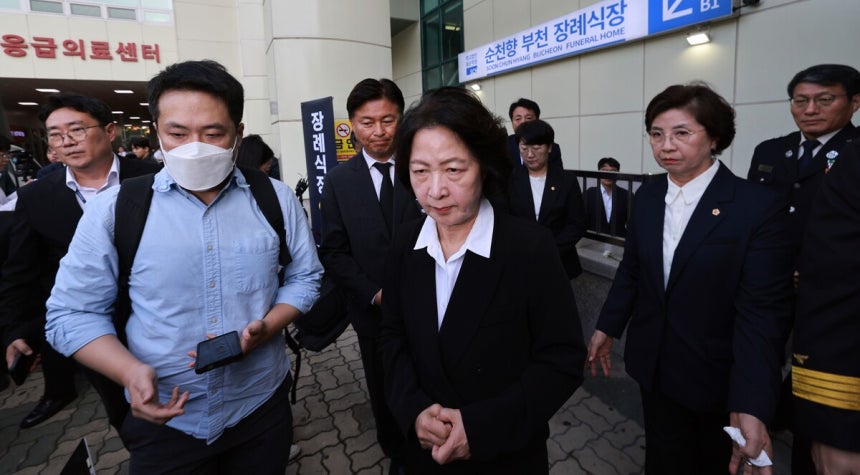 추미애 경기도지사가 17일 경기도 부천 공장 화재로 순직한 고 김진석 소방위의 빈소 조문을 마치고 나오고 있다. 정용일 선임기자 yongil@hani.co.kr